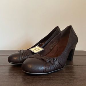 NWT Bass “Cushion Step” Brown Leather High Heels